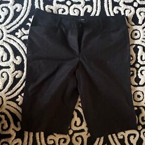 Like new. Ann Taylor Signature women’s chino-bermuda shorts.